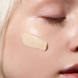MÁDARA Organic Skincare SKINONYM Semi-Matte Peptide Foundation - 10 Porcelain