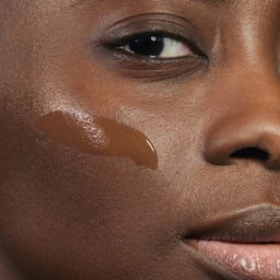 MÁDARA Organic Skincare SKINONYM Semi-Matte Peptide Foundation