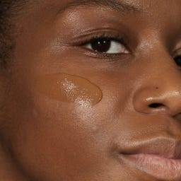 MÁDARA Organic Skincare SKINONYM Semi-Matte Peptide Foundation