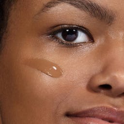 MÁDARA Organic Skincare SKINONYM Semi-Matte Peptide Foundation