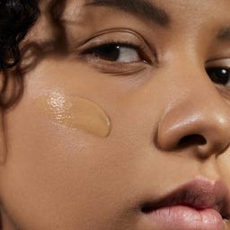 MÁDARA Organic Skincare SKINONYM Semi-Matte Peptide Foundation